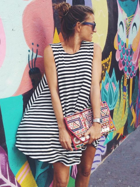 Robe marinire + pochette folk colore = le bon mix