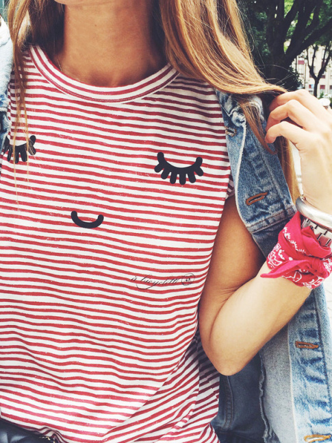 Tee-shirt ray rouge et blanc + bandana rouge en bracelet + veste en jean oversize = le bon mix