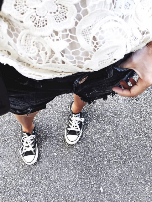 Rien de tel qu'un top en dentelle pour twister un short en jean noir  bord franc !