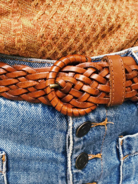 Ceinture fauve tresse + jean taille haute + pull rouille = le bon mix
