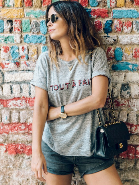 Rien de tel qu'un sac Chanel noir pour twister le duo short en jean/tee-shirt loose !