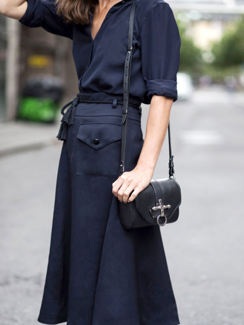 Jupe 7/8 bleu marine + chemise fluide + petit sac noir + ceinture cordelette = le bon mix