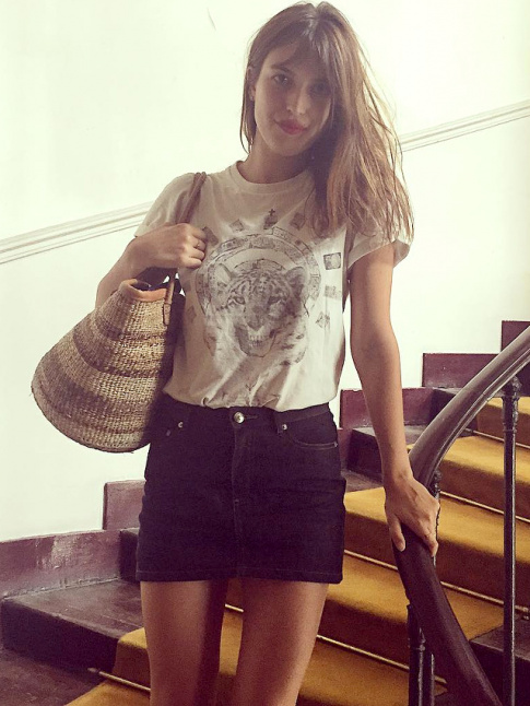 Tee-shirt vintage + mini jupe en jean + cheveux dtachs + lipstick rouge = le bon mix