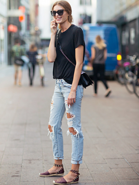 Espadrilles cloutes + jean destroy + tee-shirt noir + sac Boy Chanel = le bon mix