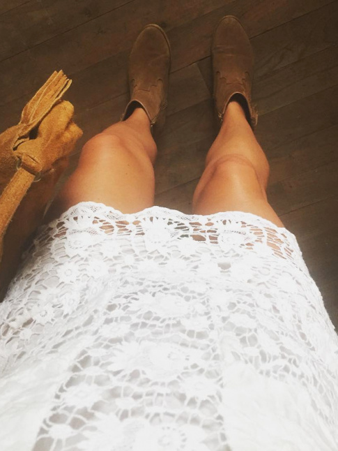 Boots en daim + robe courte en dentelle blanche = le bon mix