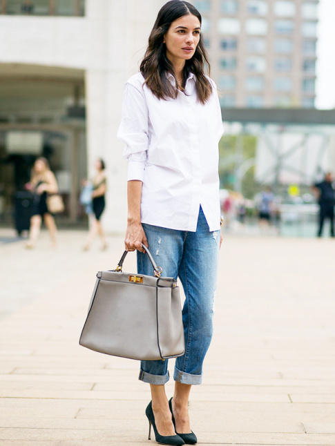 Rien de tel qu'une paire d'escarpins hauts perchs pour twister le duo jean boyfriend/chemise blanche !