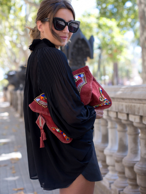 Rien de tel qu'une pochette folk pour booster un total look noir !