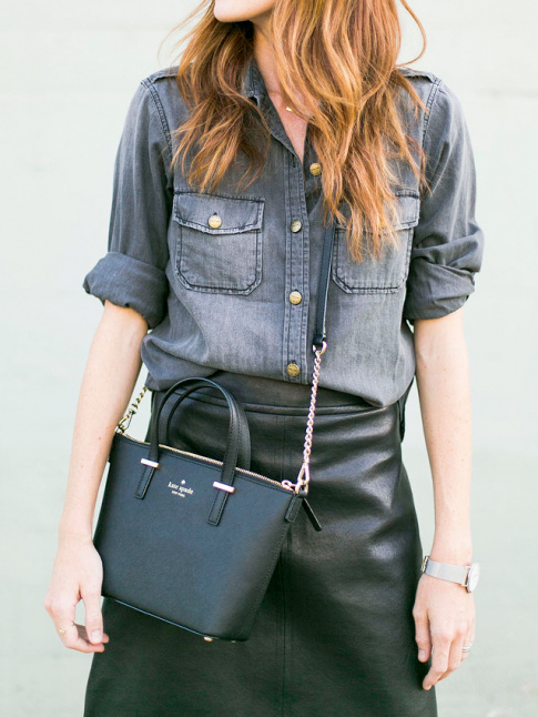 Chemise en jean grise + jupe midi en cuir noir = le bon mix