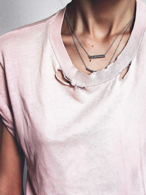 Pour ou contre le tee-shirt trou  l'encolure ?