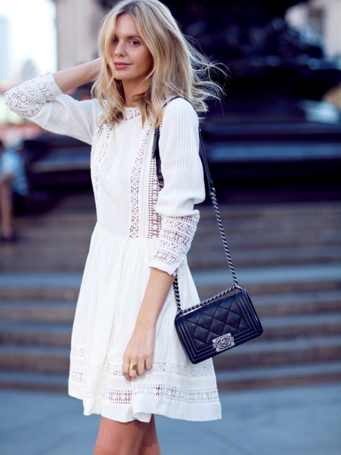 Robe en dentelle blanche + petit sac noir urbain = le bon mix