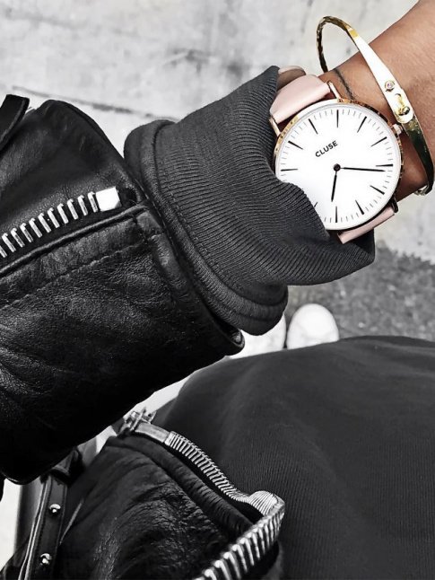 Perfecto en cuir noir + sweat noir + bracelet dor = le bon mix