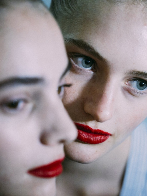 Make up nude + rouge  lvre intense = le bon mix