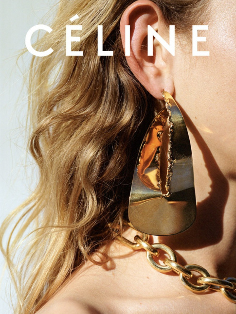 Entre pince de homard et dchirure artistique, les boucles d'oreilles Cline intriguent