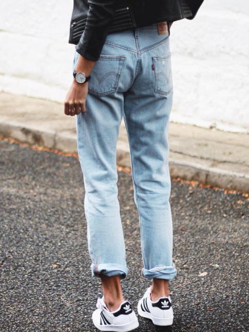 Jean droit roulott sur la cheville + baskets noir et blanc + perfecto en cuir = le bon mix