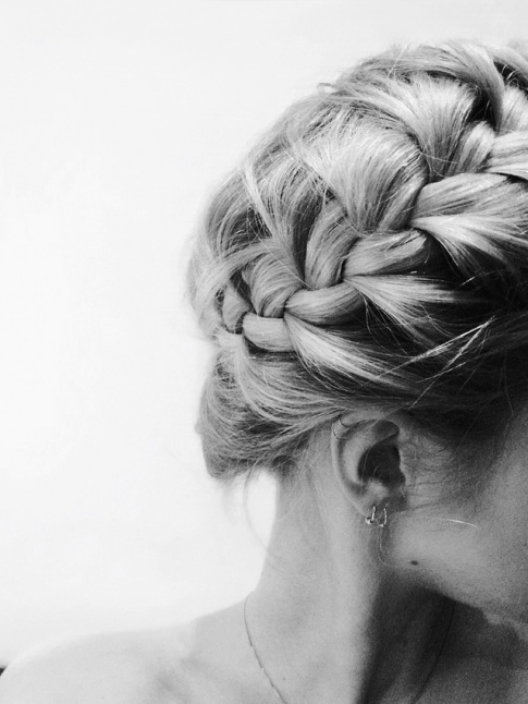 paisse couronne de tresse + piercings d'oreille = le bon mix