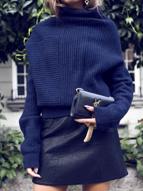 Pull bleu marine + mini jupe en cuir noir + micro sac carbone = le bon mix