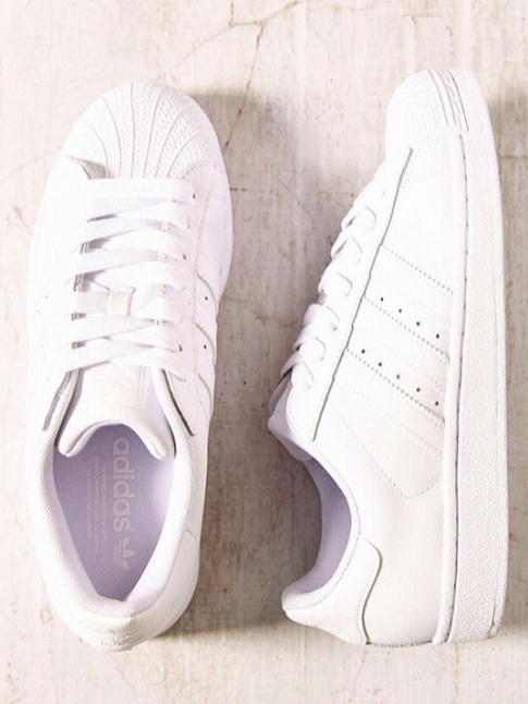 Aussi immacule que sa consur Stan Smith, la Superstar blanche a tout bon !