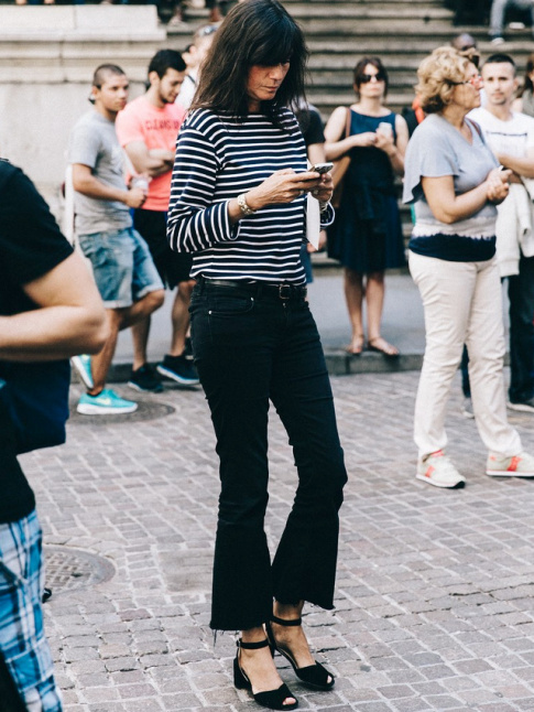 Emmanuelle Alt s'essaie au jean flare 7/8