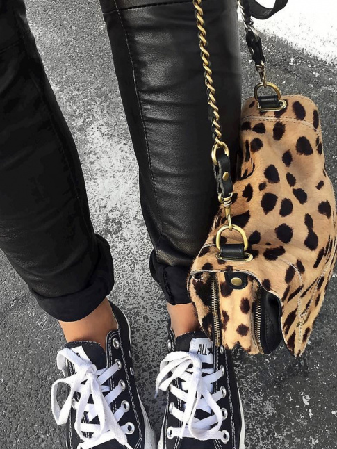 Besace lopard + converses basses noires + slim en cuir = le bon mix