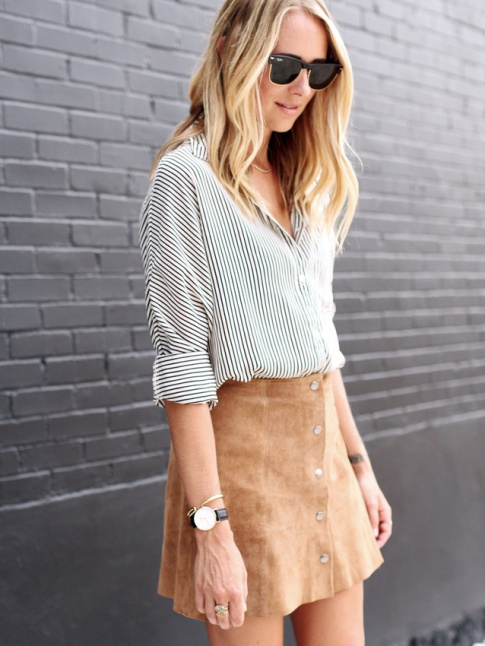 La chemise raye, plus subtile que la chemise en jean pour accompagner une mini jupe en daim