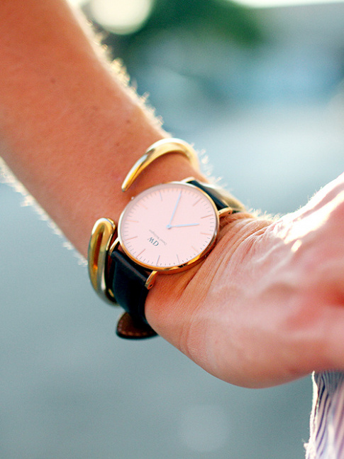 Montre  bracelet en cuir noir + bracelet dor conceptuel = le bon mix