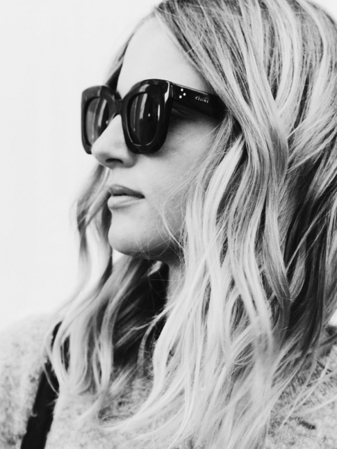 Chevelure lgrement ondule + paisses lunettes de soleil noires = le bon mix