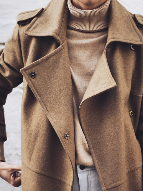 Trench noisette en laine + pull col roul beige + jean trs clair = le bon mix