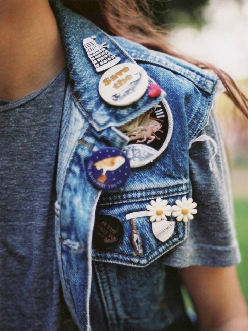 Cette saison, on use et abuse des cussons, badges et broches en tous genres pour gayer nos vestes en jean !