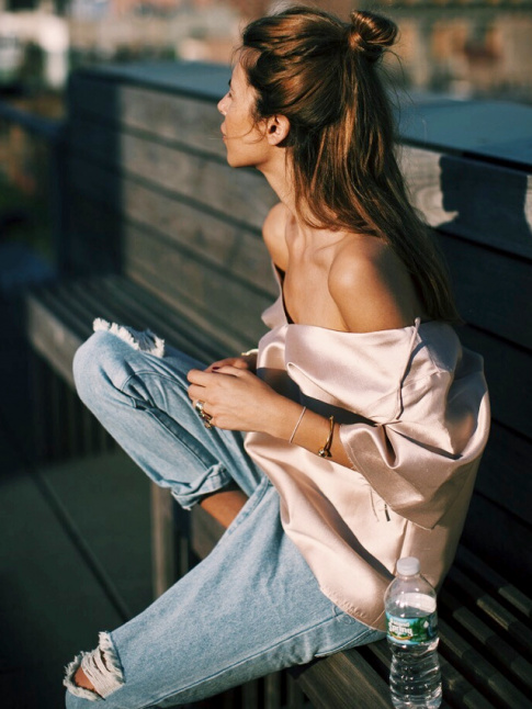 Top en satin + denim ultra destroyed = le bon mix