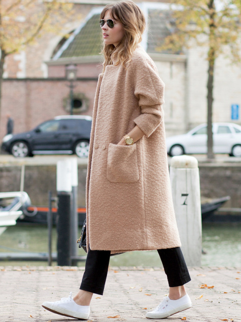 Manteau chic beige ros + pantalon noir 7/8 + baskets blanches = le bon mix