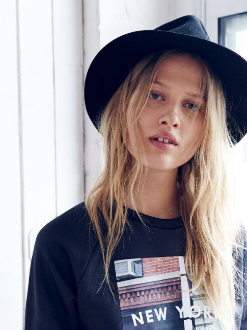 Chapeau masculin noir + cheveux blonds + dents du bonheur = le bon mix !