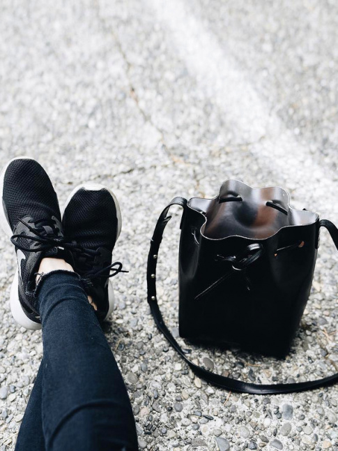 Accompagn d'une paire de runnings noires, le sac seau se fait 100% casual