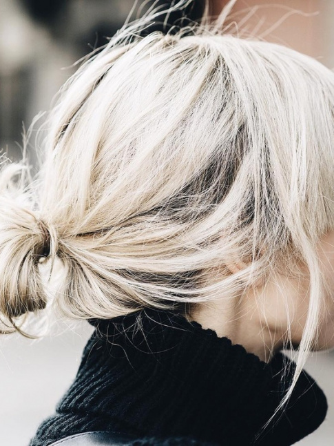 Frange paisse + chignon bas fait  la va-vite + col roul = le bon mix