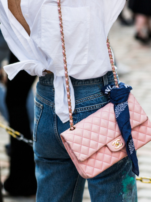 Dclin en rose et associ  du jean, le Classic de chez Chanel gagne en dsirabilit