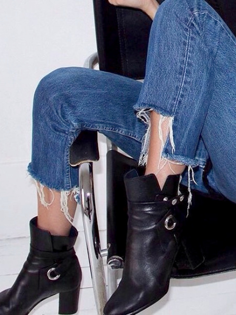 Jean coup court et franchement effiloch + bottines montantes  talons = le bon mix