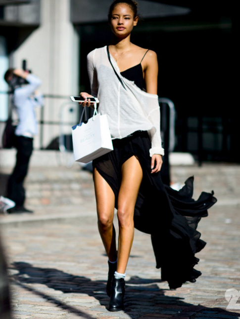 Rien de tel qu'un tee-shirt loose manches longues pour rchauffer en journe une longue robe sensuelle !