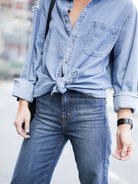 Cet automne, on continue de nouer nos chemises en jean sur le devant
