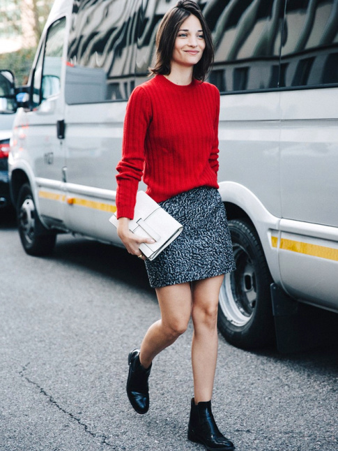 Rien de tel qu'un troit petit pull rouge pour rchauffer une mini jupe !