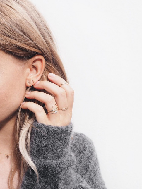 Oui  la multiplication de bijoux dors et trs fins sur les doigts et sur les oreilles !