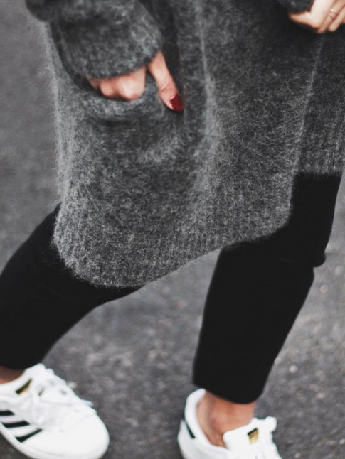 Long cardigan tout doux + chevilles nues + baskets blanches = le bon mix