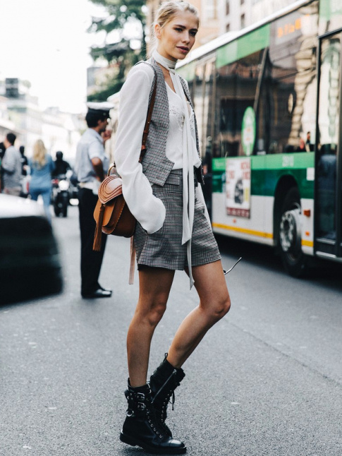 Entre rangers, blouse fminine et short  carreaux Prince de galles, Elena Perminova a tout bon !