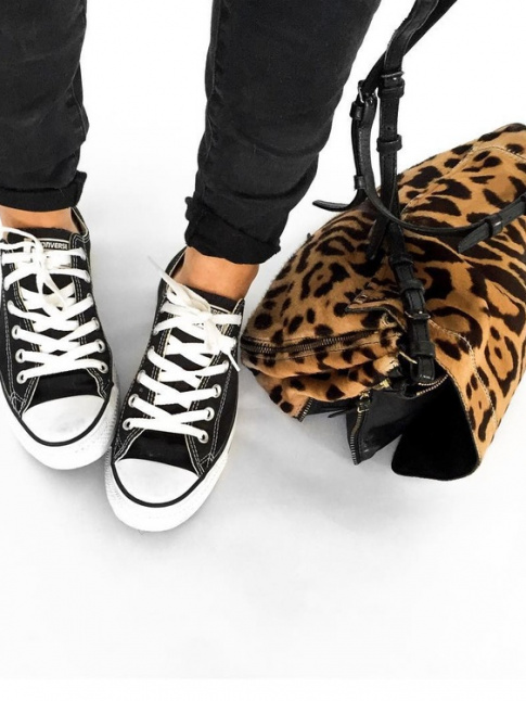 Converses + sac lopard = le bon mix