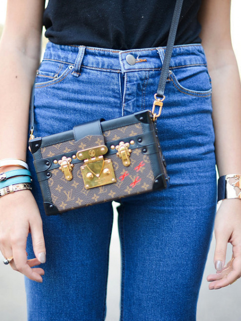 Porte sur le duo jean taille haute/tee-shirt tout simple, cette petite malle Louis Vuitton gagne en fashion appeal