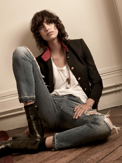 Veste d'officier + jean destroy + bottines  talons carrs + tee-shirt loose = le bon mix