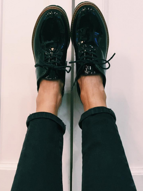 Rien de tel qu'une paire d'oxford shoes vernies pour rveiller un slim noir roulott sur la cheville !