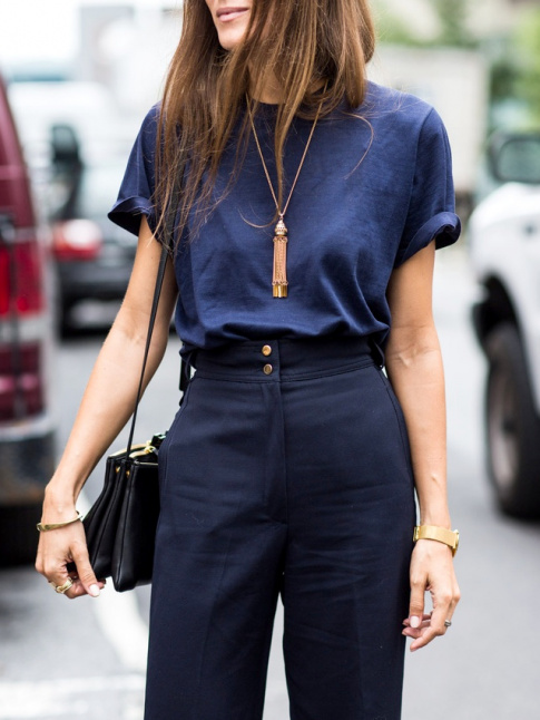 Pantalon taille haute bleu marine + tee-shirt loose gliss dans la ceinture + sautoir  = le bon mix