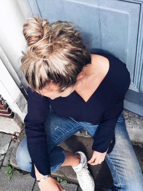 Chignon haut coiff/dcoiff + pull grand col V = le bon mix