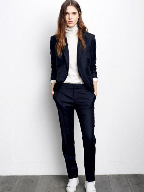 Rien de tel qu'un col roul blanc pour accompagner un tailleur pantalon troit !