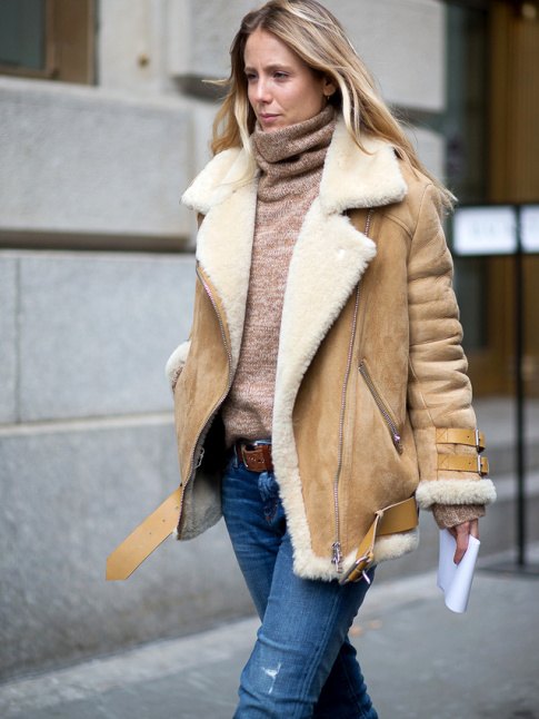 Sorti il y a plusieurs saisons, le blouson oversize de chez Acne n'a pas perdu une once de dsirabilit...