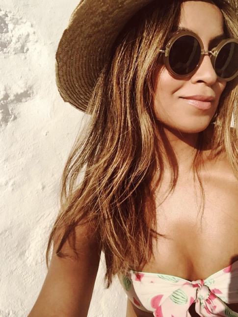 Lunettes rondes + peau caramel + bikini imprim pastques = le bon mix